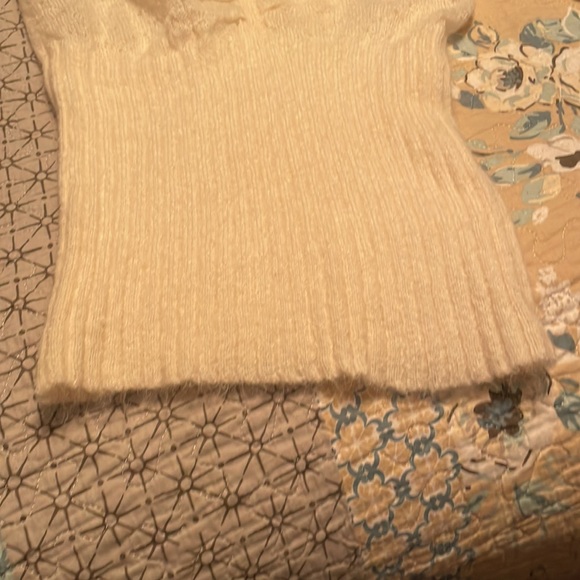 Size small, feminine light sweater - Picture 4 of 5